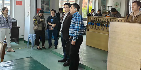 市經(jīng)信局副局長(zhǎng)楊雄文帶隊(duì)，蒼南縣經(jīng)信局趙局、壽局陪同來(lái)公司調(diào)研的圖片